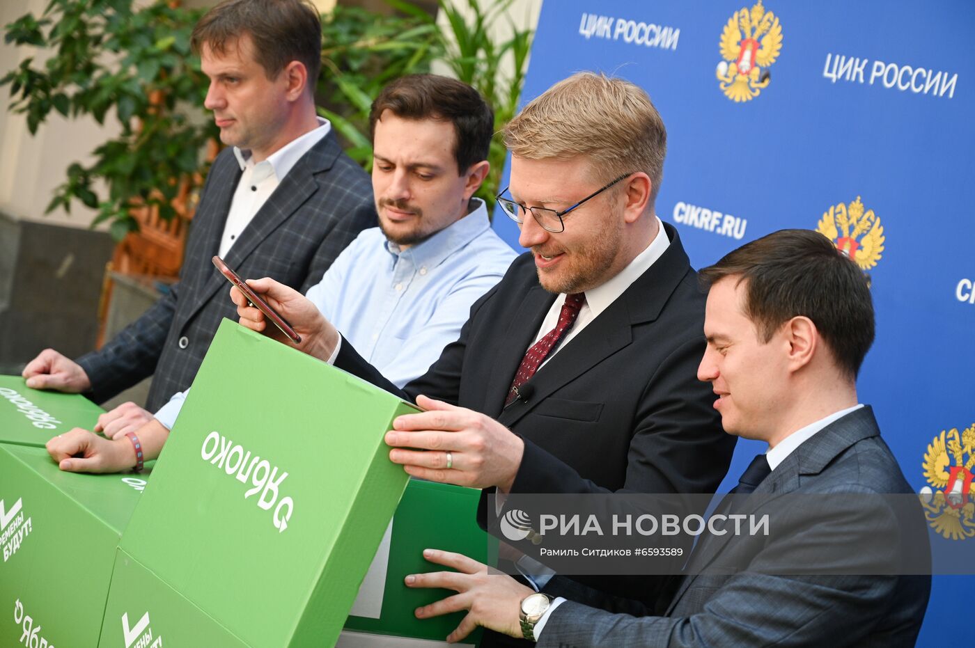 Подача документов партией "Яблоко" для регистрации кандидатов в депутаты Госдумы