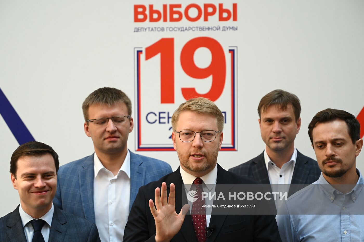 Подача документов партией "Яблоко" для регистрации кандидатов в депутаты Госдумы