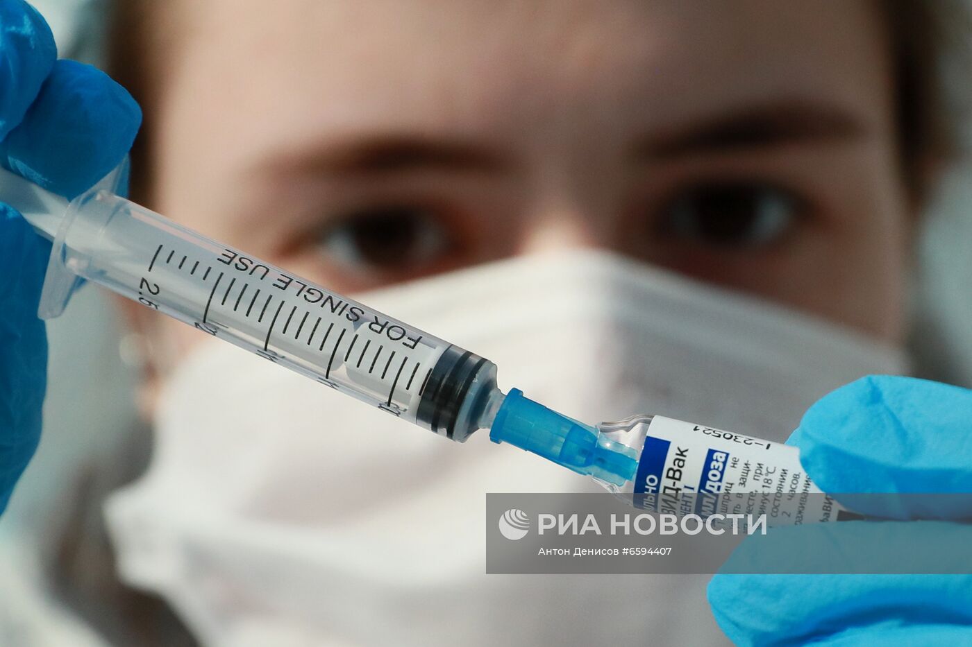 Автограф-сессия К. Богомолова в центре вакцинации от COVID-19 в Гостином дворе