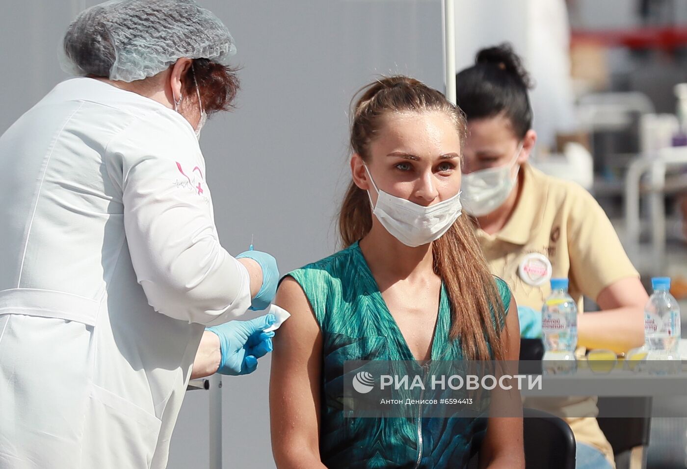 Автограф-сессия К. Богомолова в центре вакцинации от COVID-19 в Гостином дворе