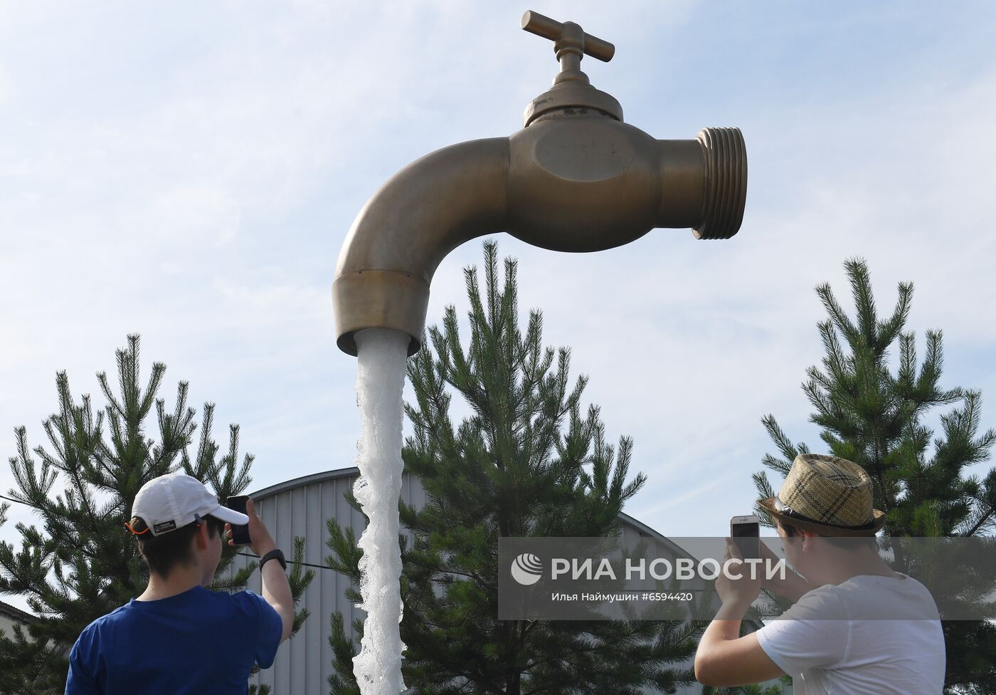 Парящий в воздухе фонтан-кран в Красноярске