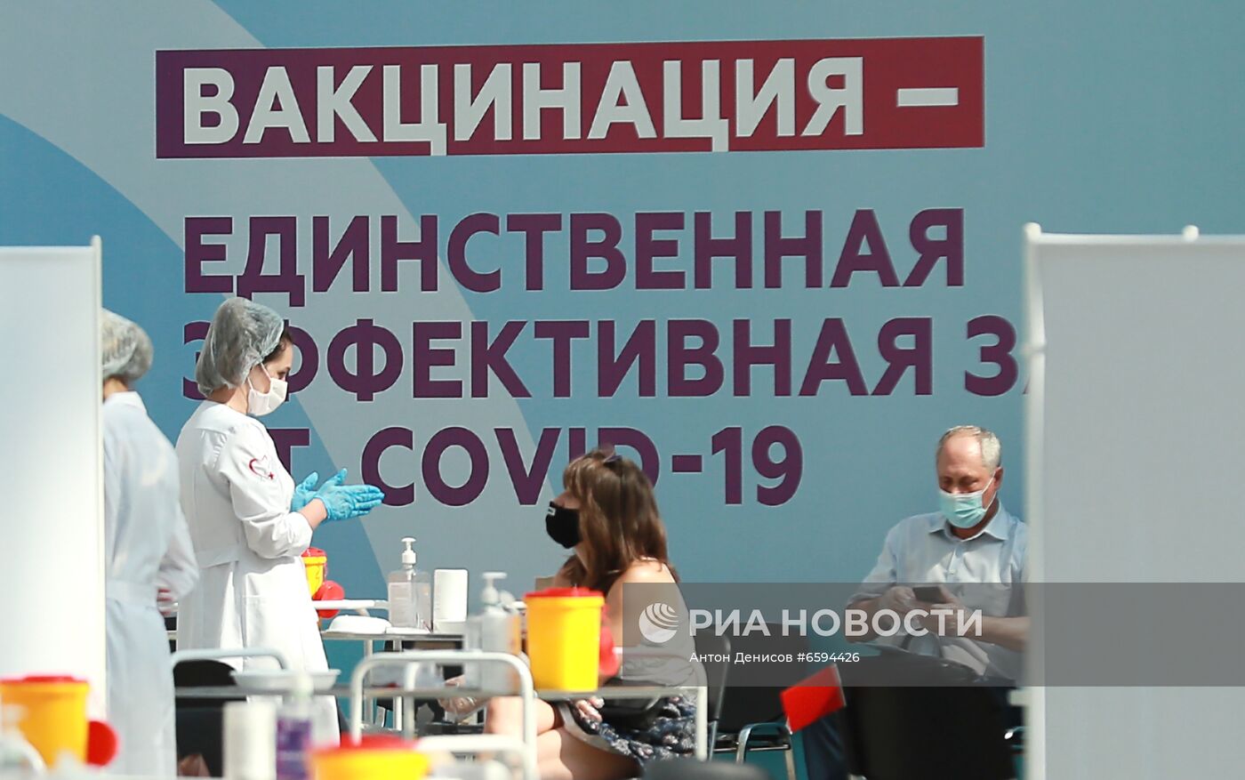 Автограф-сессия К. Богомолова в центре вакцинации от COVID-19 в Гостином дворе