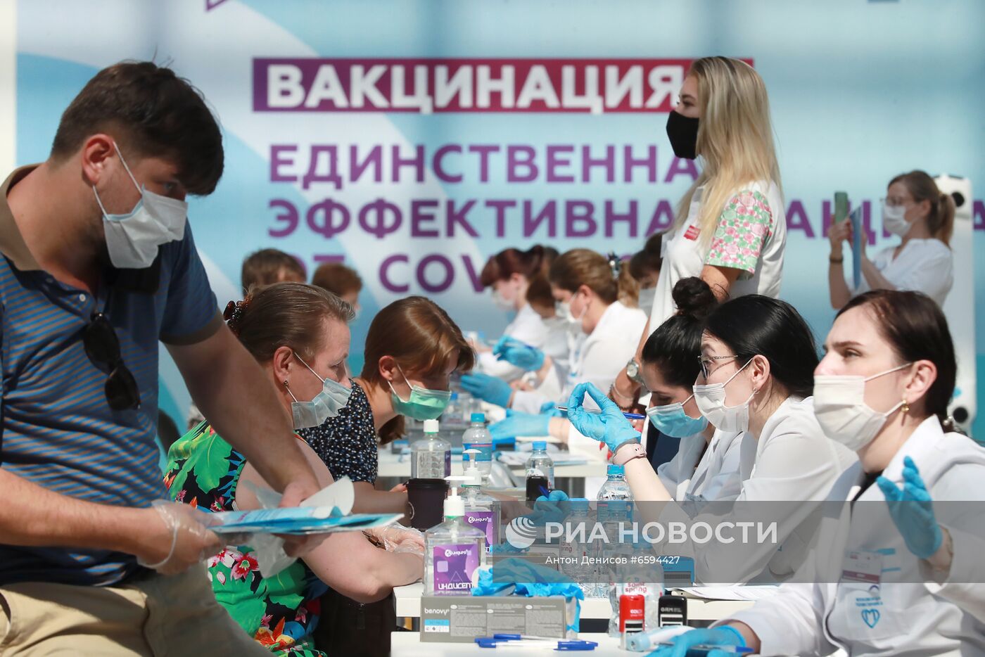 Автограф-сессия К. Богомолова и И. Миркурбанова в центре вакцинации от COVID-19 в Гостином дворе