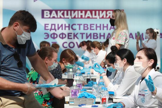 Автограф-сессия К. Богомолова и И. Миркурбанова в центре вакцинации от COVID-19 в Гостином дворе
