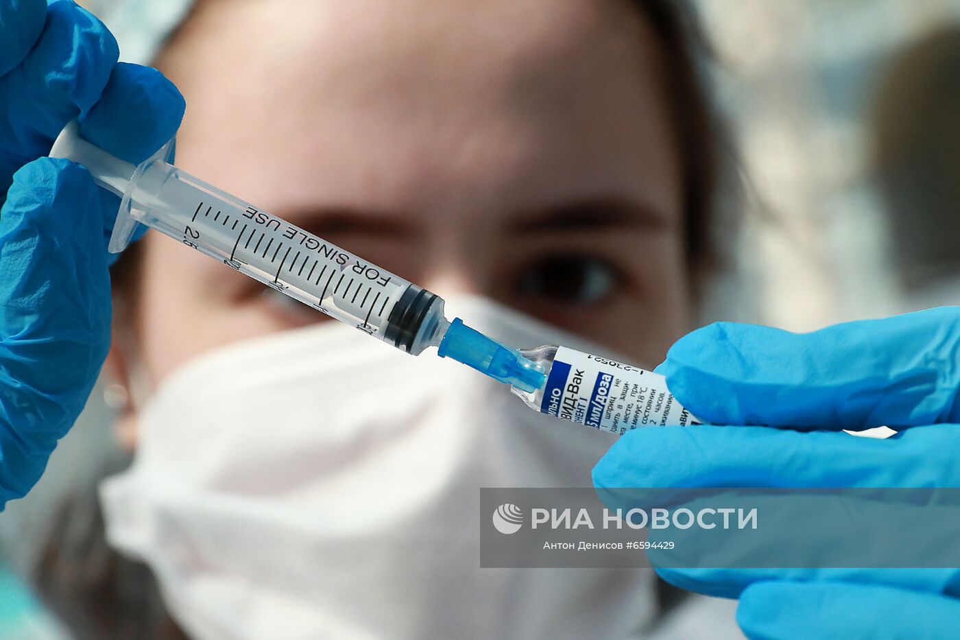 Автограф-сессия К. Богомолова в центре вакцинации от COVID-19 в Гостином дворе