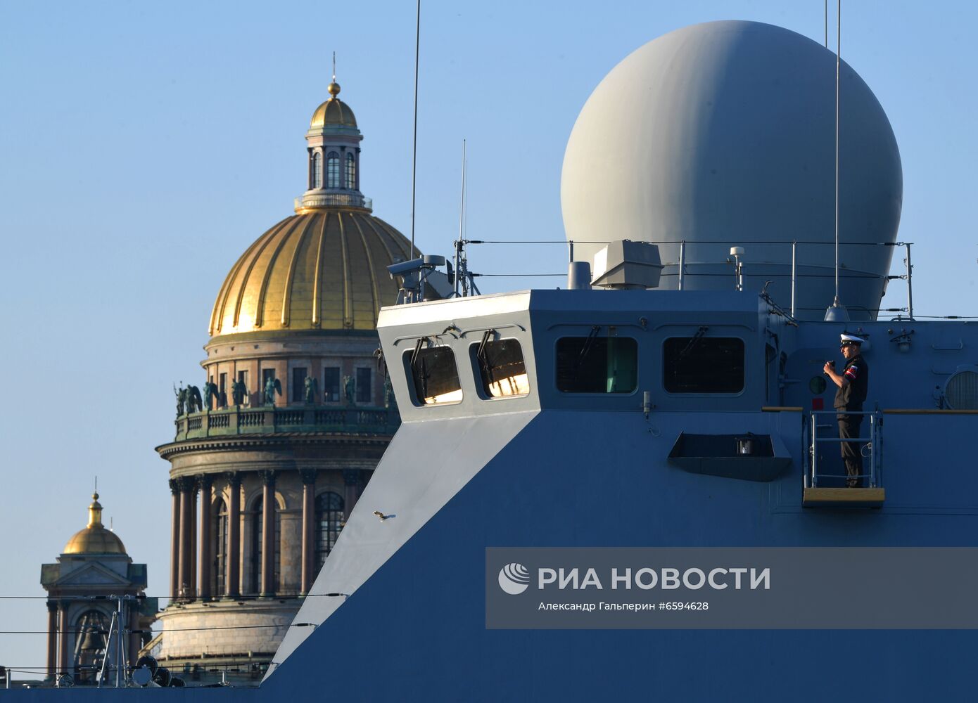 Первая репетиция прохождения по Неве кораблей ко Дню ВМФ в Cанкт-Петербурге