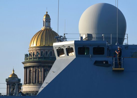 Первая репетиция прохождения по Неве кораблей ко Дню ВМФ в Cанкт-Петербурге