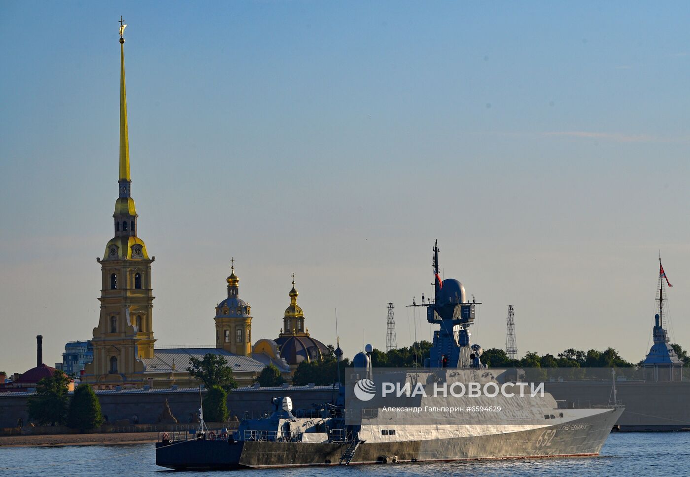 Первая репетиция прохождения по Неве кораблей ко Дню ВМФ в Cанкт-Петербурге