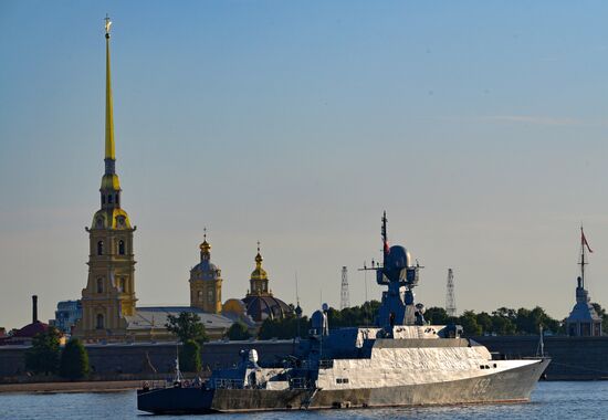 Первая репетиция прохождения по Неве кораблей ко Дню ВМФ в Cанкт-Петербурге