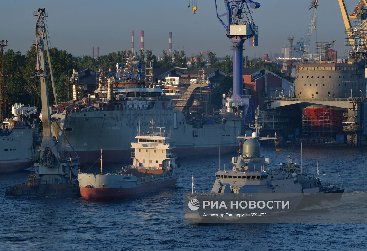 Первая репетиция прохождения по Неве кораблей ко Дню ВМФ в Cанкт-Петербурге