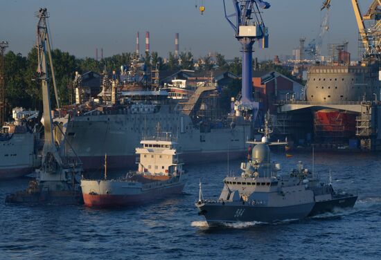 Первая репетиция прохождения по Неве кораблей ко Дню ВМФ в Cанкт-Петербурге