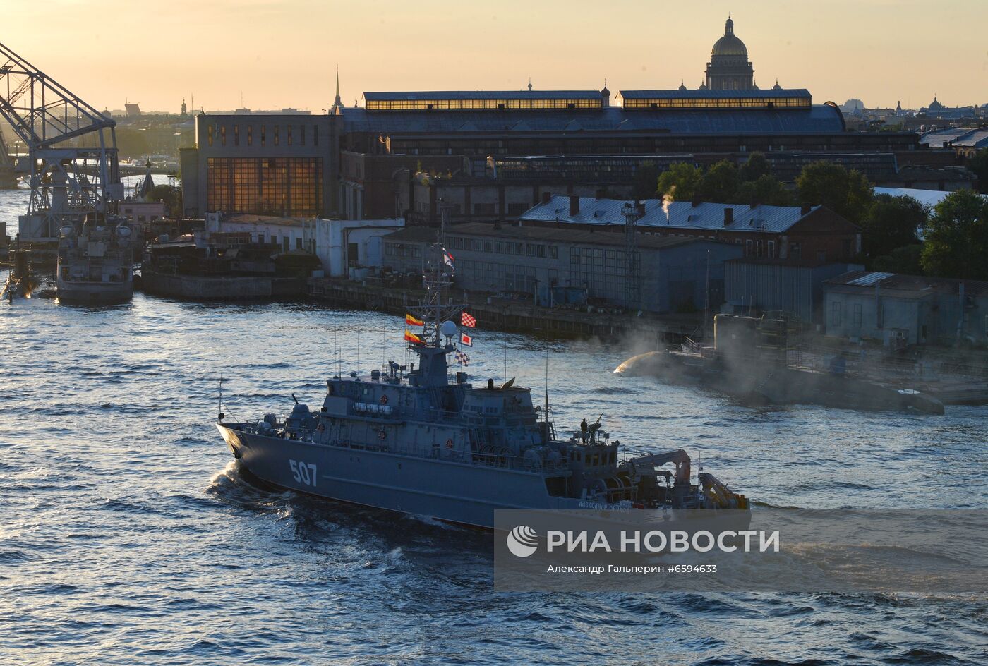 Первая репетиция прохождения по Неве кораблей ко Дню ВМФ в Cанкт-Петербурге