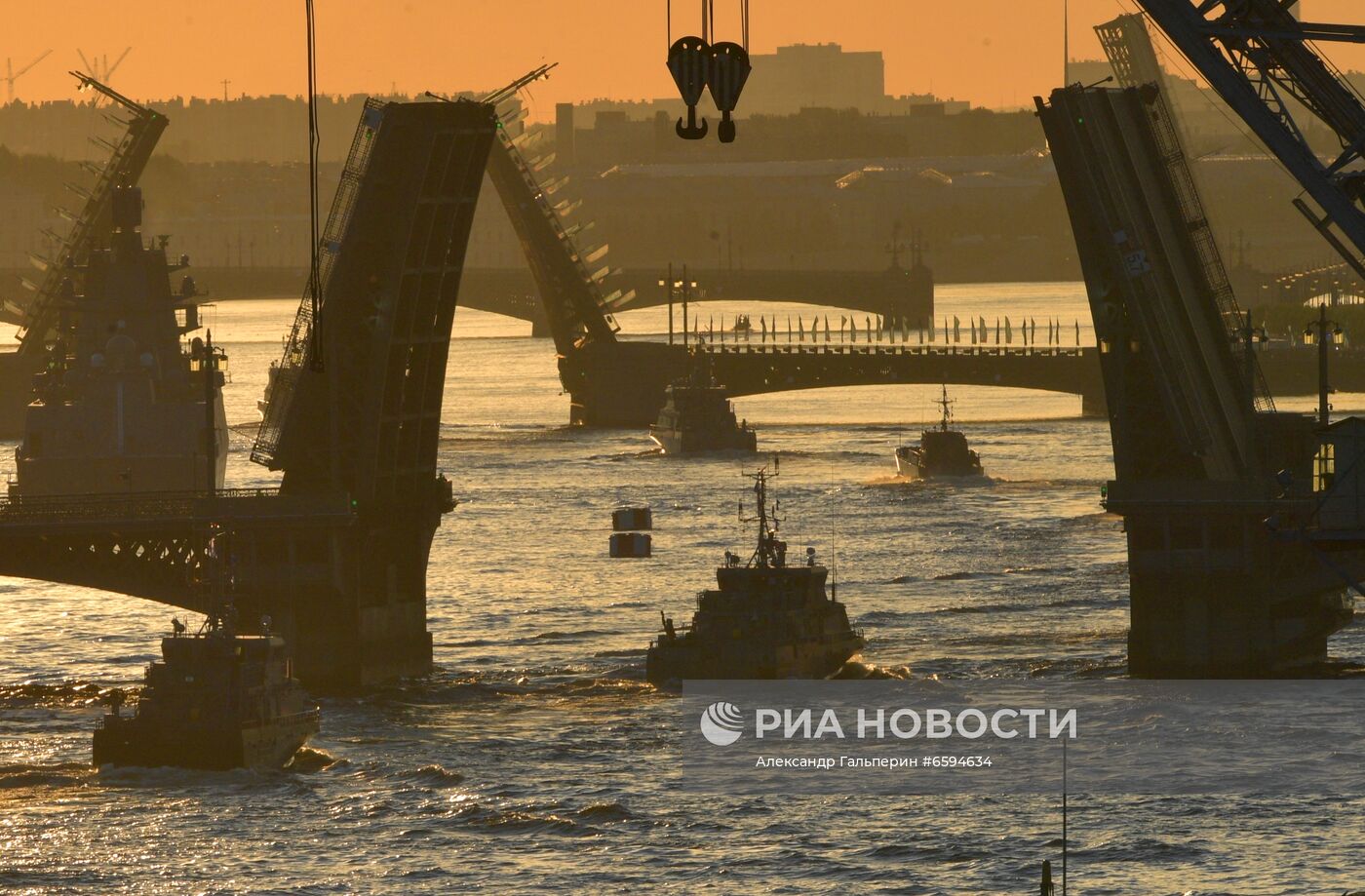 Первая репетиция прохождения по Неве кораблей ко Дню ВМФ в Cанкт-Петербурге