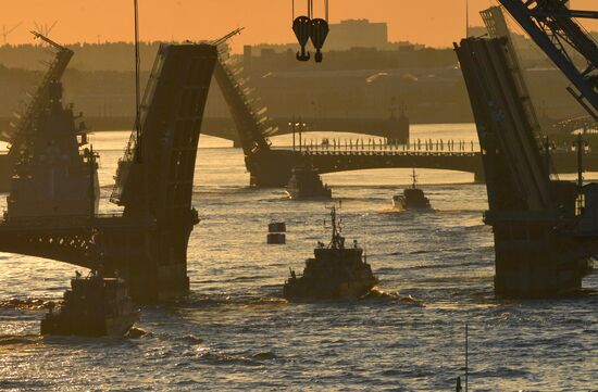 Первая репетиция прохождения по Неве кораблей ко Дню ВМФ в Cанкт-Петербурге