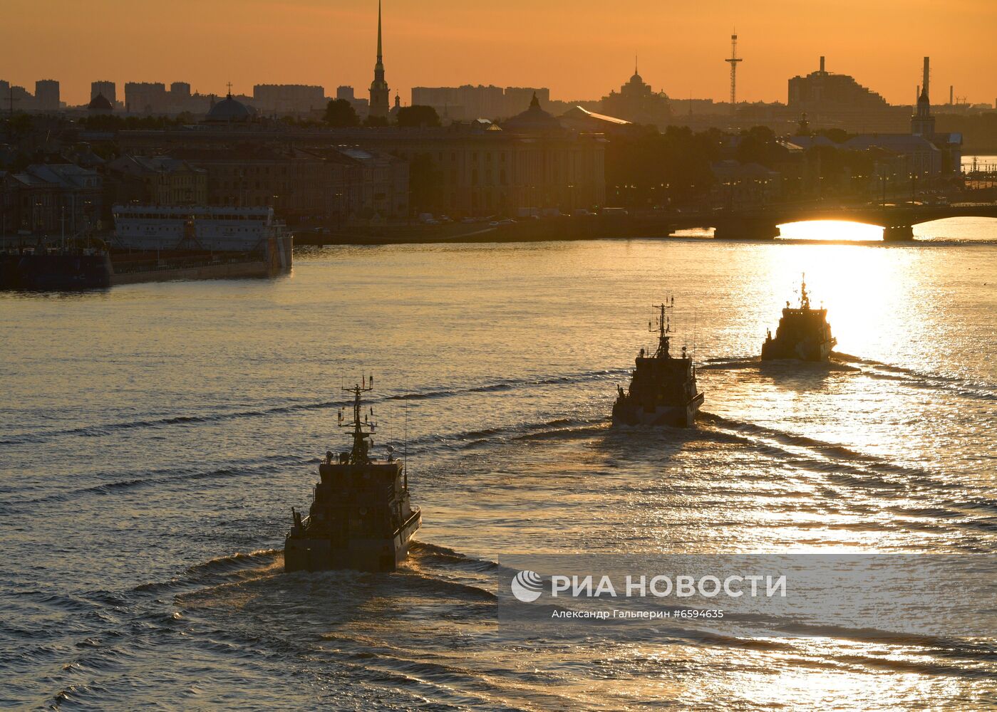 Первая репетиция прохождения по Неве кораблей ко Дню ВМФ в Cанкт-Петербурге