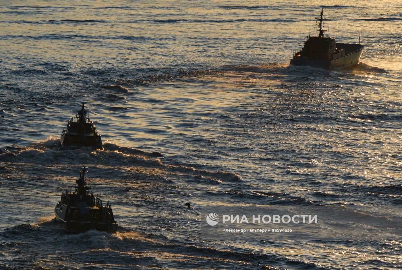 Первая репетиция прохождения по Неве кораблей ко Дню ВМФ в Cанкт-Петербурге