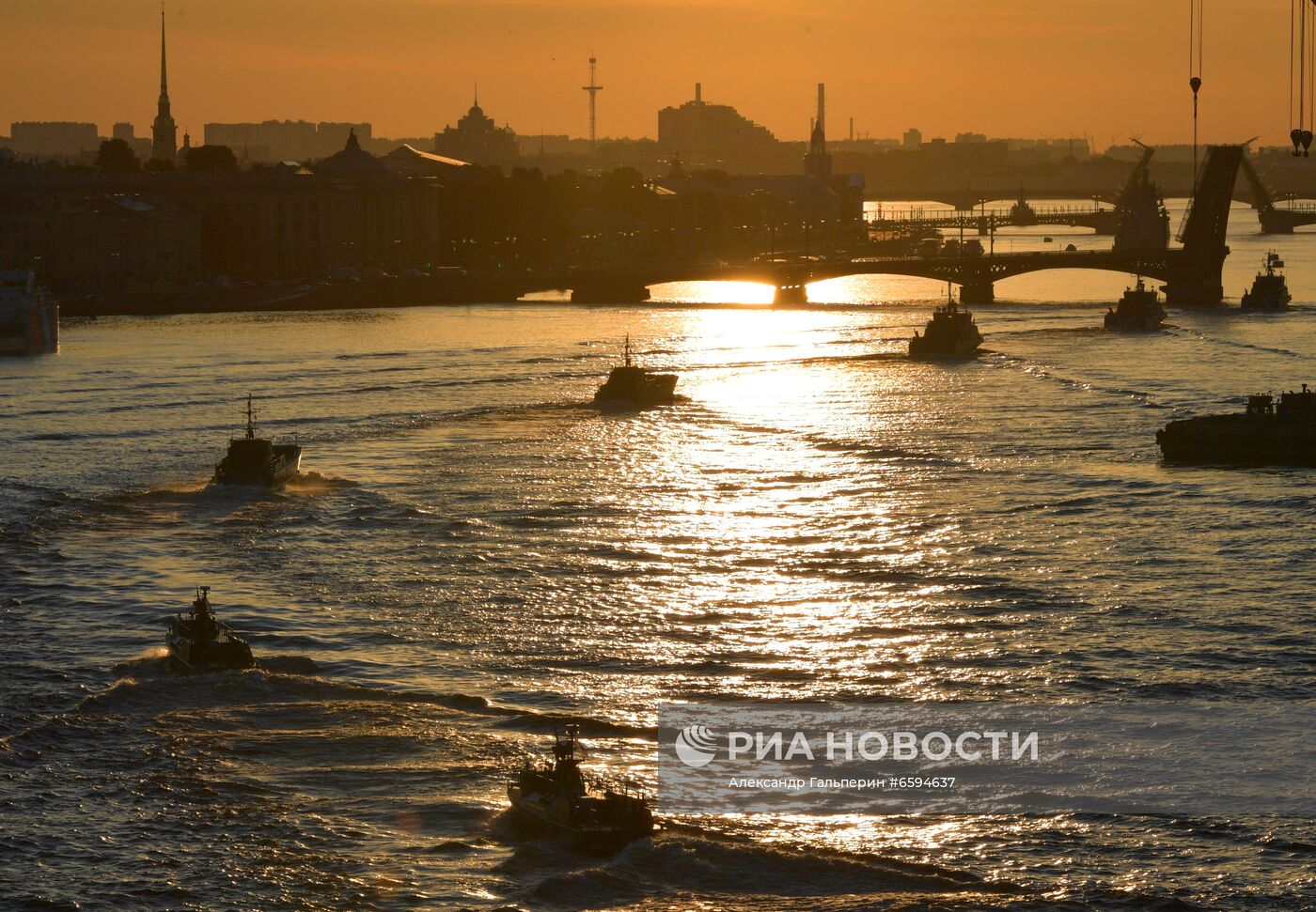 Первая репетиция прохождения по Неве кораблей ко Дню ВМФ в Cанкт-Петербурге