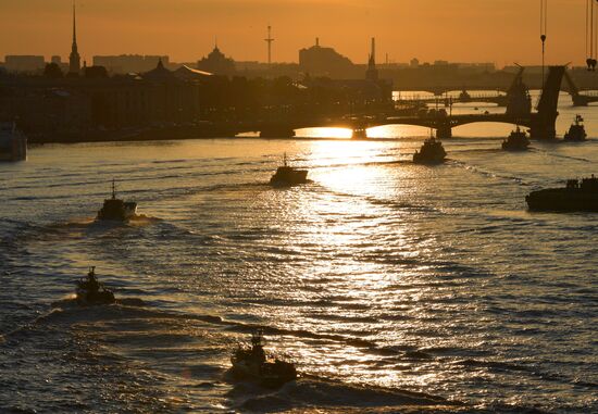 Первая репетиция прохождения по Неве кораблей ко Дню ВМФ в Cанкт-Петербурге