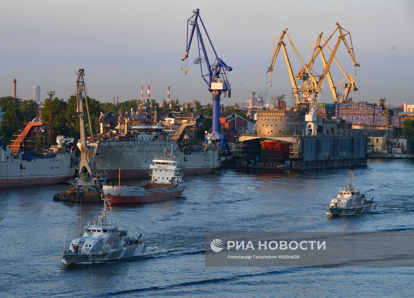 Первая репетиция прохождения по Неве кораблей ко Дню ВМФ в Cанкт-Петербурге
