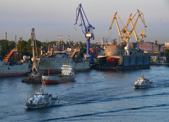 Первая репетиция прохождения по Неве кораблей ко Дню ВМФ в Cанкт-Петербурге