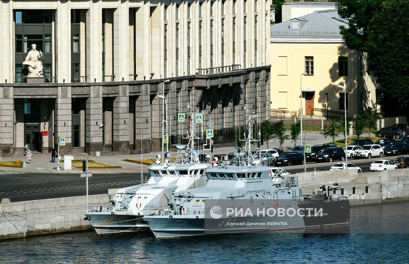 Первая репетиция прохождения по Неве кораблей ко Дню ВМФ в Cанкт-Петербурге