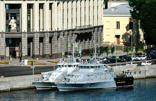 Первая репетиция прохождения по Неве кораблей ко Дню ВМФ в Cанкт-Петербурге