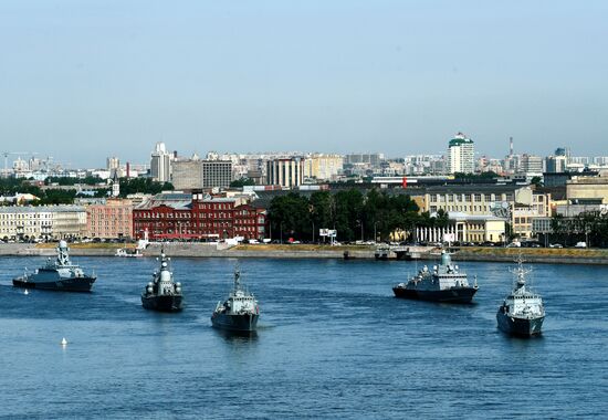 Первая репетиция прохождения по Неве кораблей ко Дню ВМФ в Cанкт-Петербурге