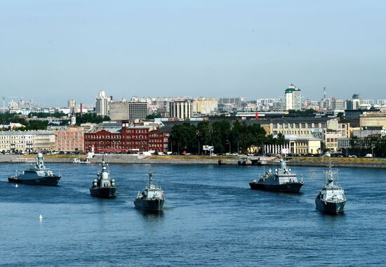 Первая репетиция прохождения по Неве кораблей ко Дню ВМФ в Cанкт-Петербурге