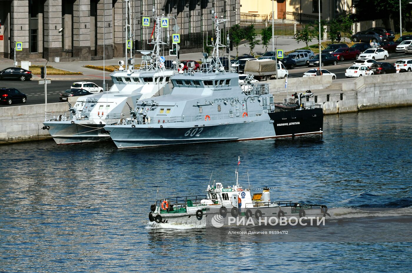 Первая репетиция прохождения по Неве кораблей ко Дню ВМФ в Cанкт-Петербурге