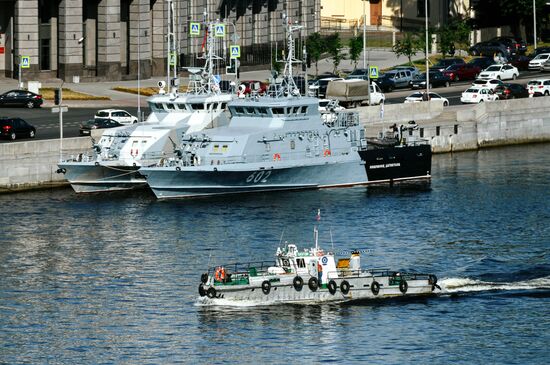 Первая репетиция прохождения по Неве кораблей ко Дню ВМФ в Cанкт-Петербурге