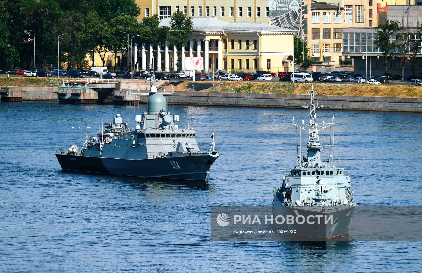 Первая репетиция прохождения по Неве кораблей ко Дню ВМФ в Cанкт-Петербурге