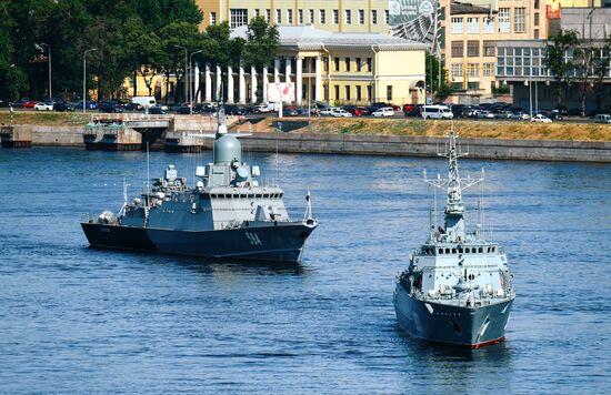 Первая репетиция прохождения по Неве кораблей ко Дню ВМФ в Cанкт-Петербурге