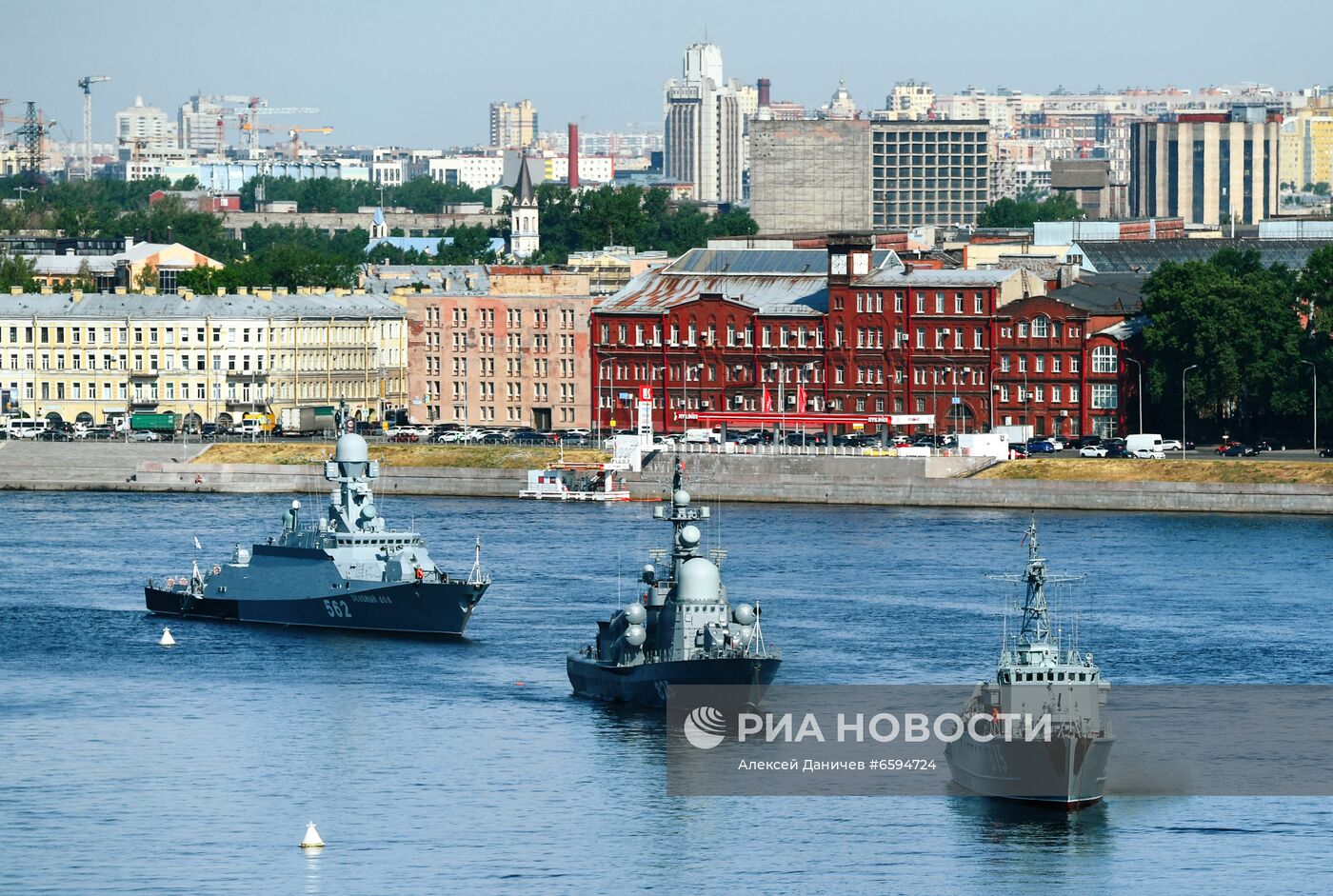 Первая репетиция прохождения по Неве кораблей ко Дню ВМФ в Cанкт-Петербурге