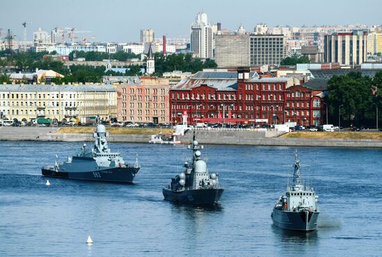 Первая репетиция прохождения по Неве кораблей ко Дню ВМФ в Cанкт-Петербурге