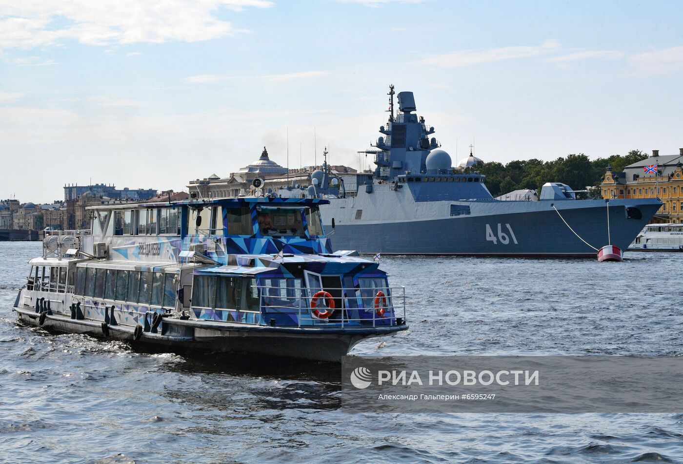 Корабли на рейде в преддверии Дня ВМФ в Санкт-Петербурге