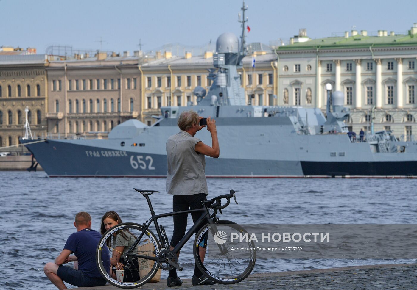 Корабли на рейде в преддверии Дня ВМФ в Санкт-Петербурге