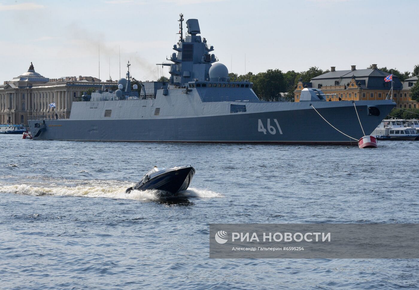 Корабли на рейде в преддверии Дня ВМФ в Санкт-Петербурге