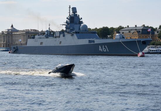 Корабли на рейде в преддверии Дня ВМФ в Санкт-Петербурге