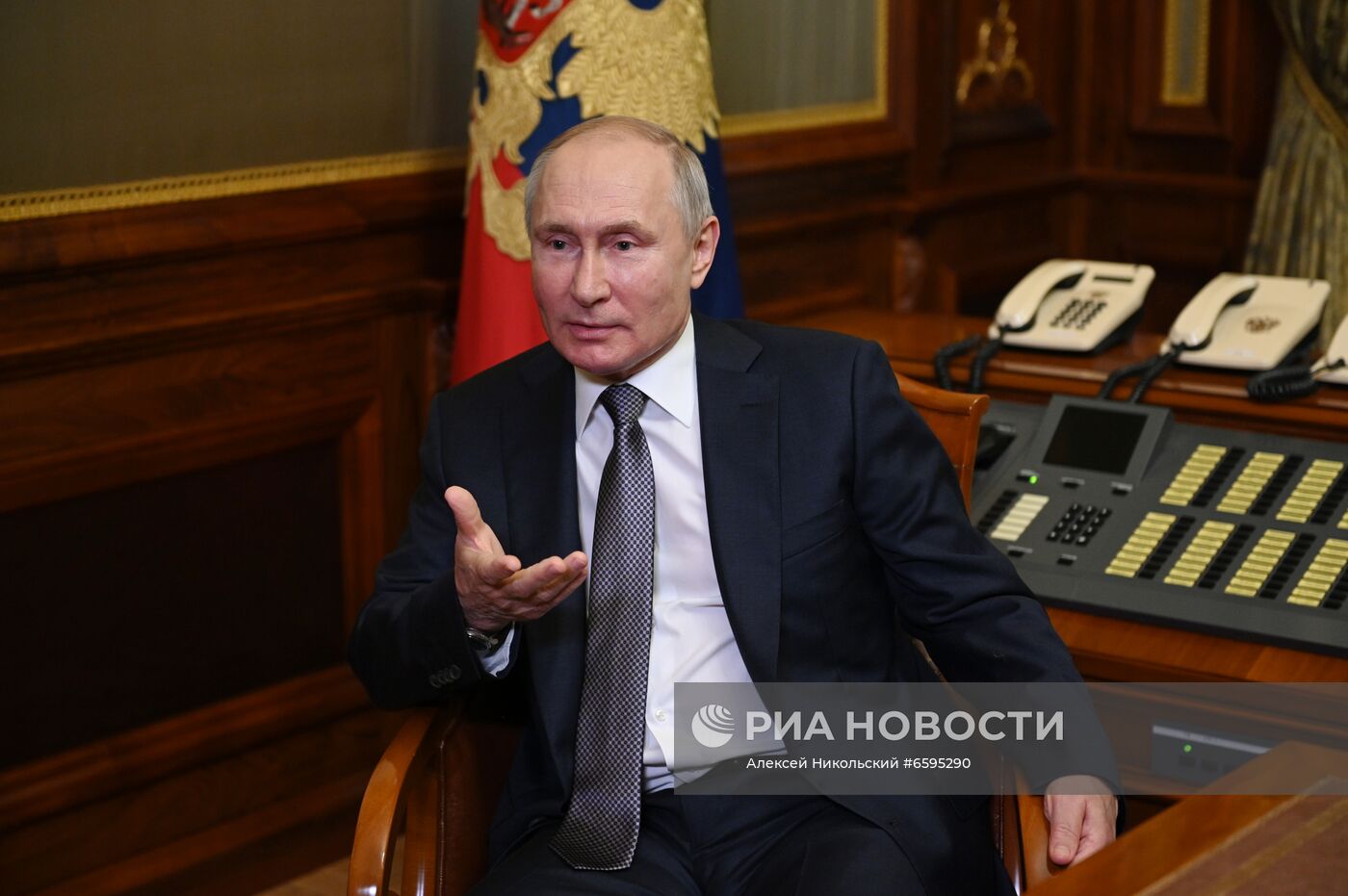 Президент РФ В. Путин ответил на вопросы о статье "Об историческом единстве русских и украинцев"