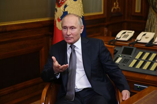 Президент РФ В. Путин ответил на вопросы о статье "Об историческом единстве русских и украинцев"