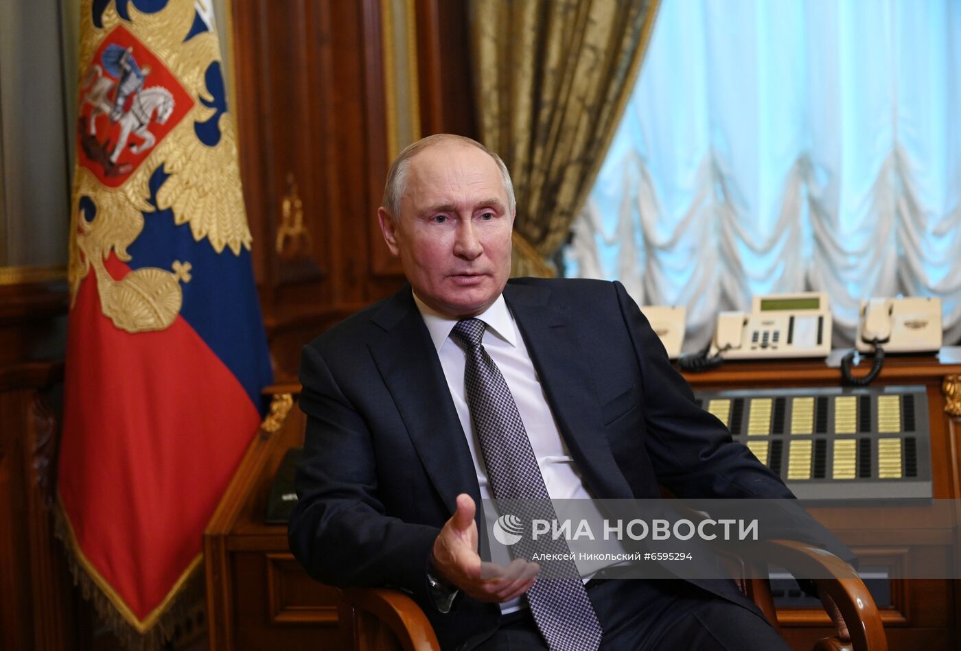 Президент РФ В. Путин ответил на вопросы о статье "Об историческом единстве русских и украинцев"