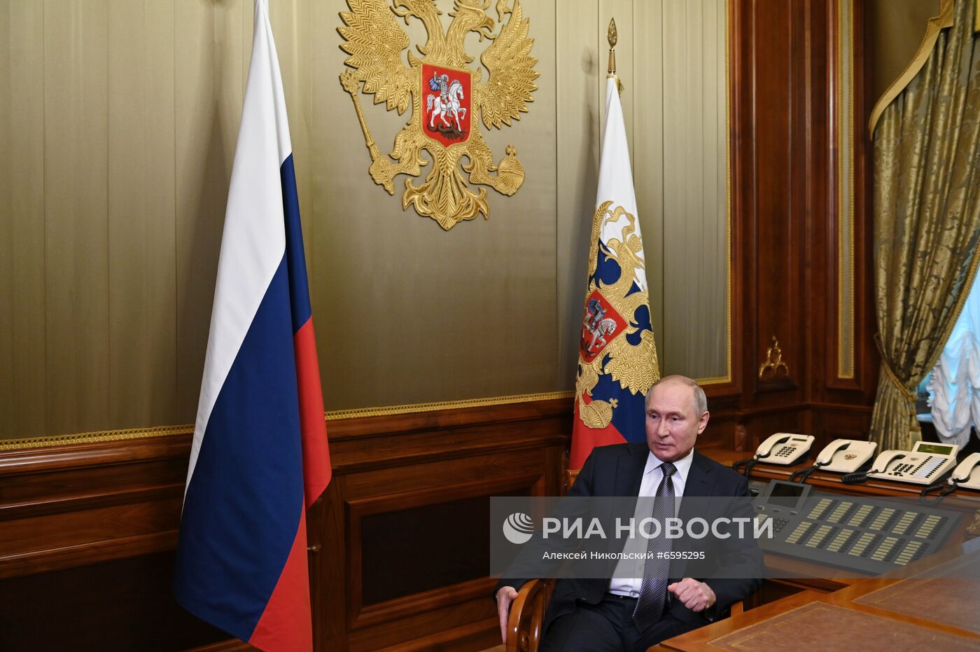 Президент РФ В. Путин ответил на вопросы о статье "Об историческом единстве русских и украинцев"