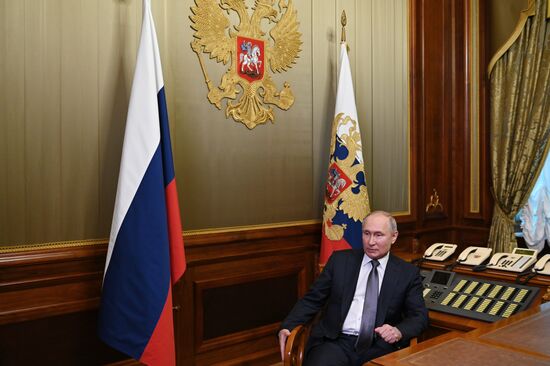 Президент РФ В. Путин ответил на вопросы о статье "Об историческом единстве русских и украинцев"