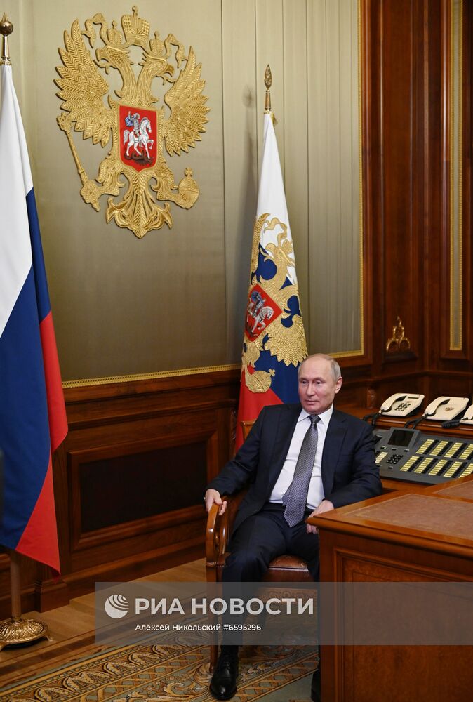 Президент РФ В. Путин ответил на вопросы о статье "Об историческом единстве русских и украинцев"