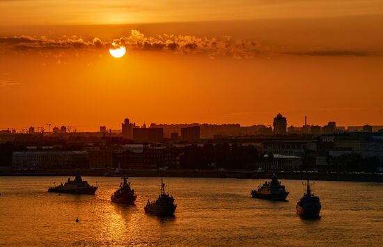 Первая репетиция прохождения по Неве кораблей ко Дню ВМФ в Cанкт-Петербурге