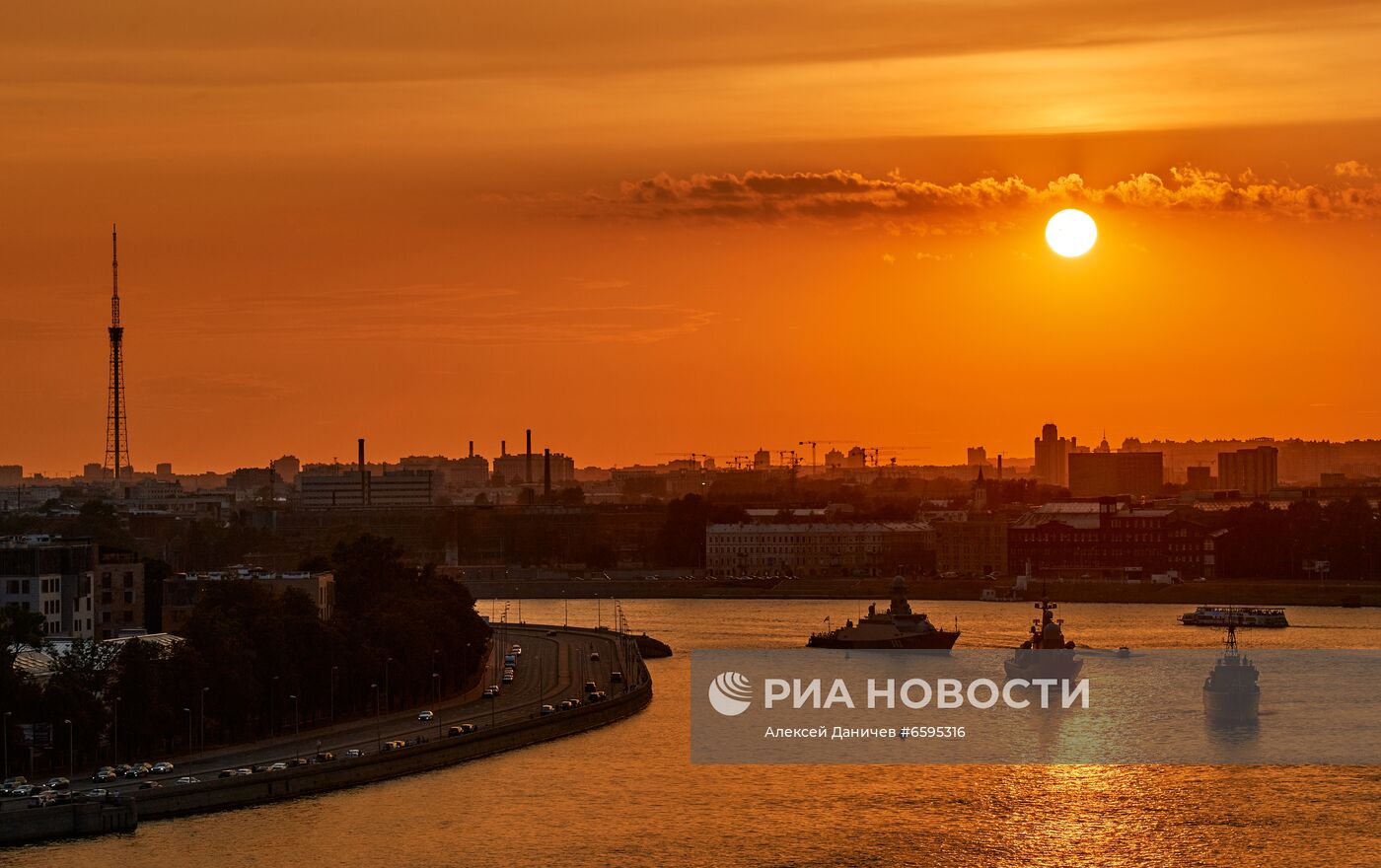 Первая репетиция прохождения по Неве кораблей ко Дню ВМФ в Cанкт-Петербурге