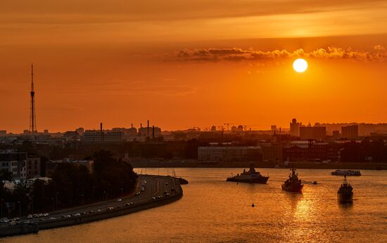 Первая репетиция прохождения по Неве кораблей ко Дню ВМФ в Cанкт-Петербурге