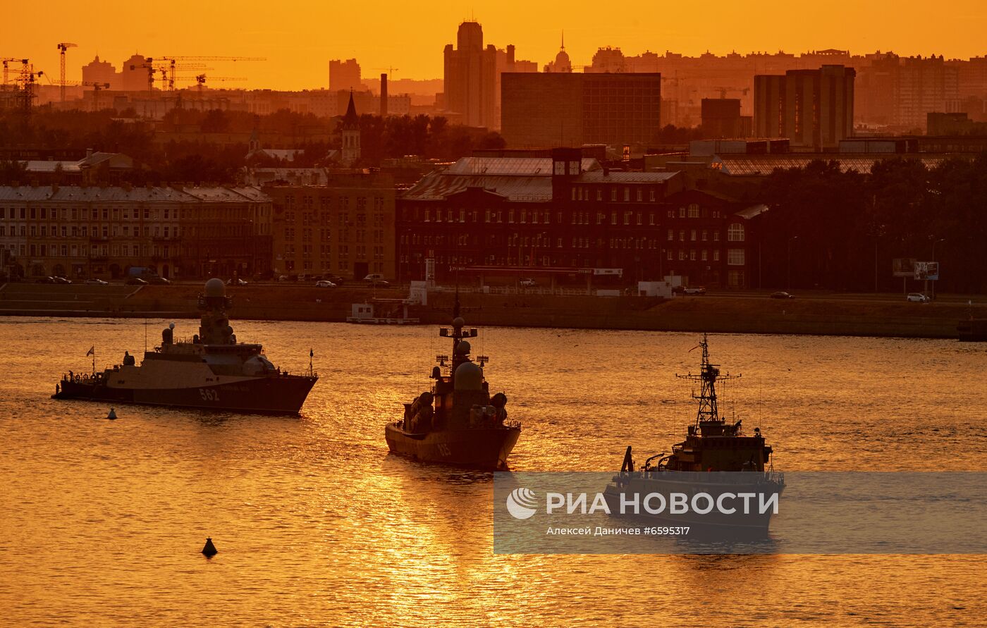 Первая репетиция прохождения по Неве кораблей ко Дню ВМФ в Cанкт-Петербурге