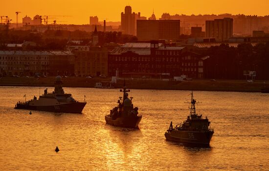 Первая репетиция прохождения по Неве кораблей ко Дню ВМФ в Cанкт-Петербурге