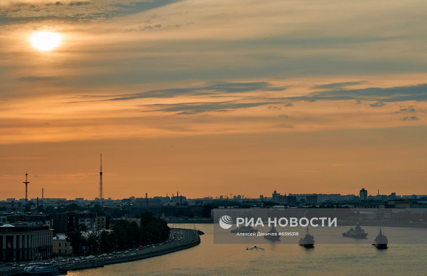 Первая репетиция прохождения по Неве кораблей ко Дню ВМФ в Cанкт-Петербурге